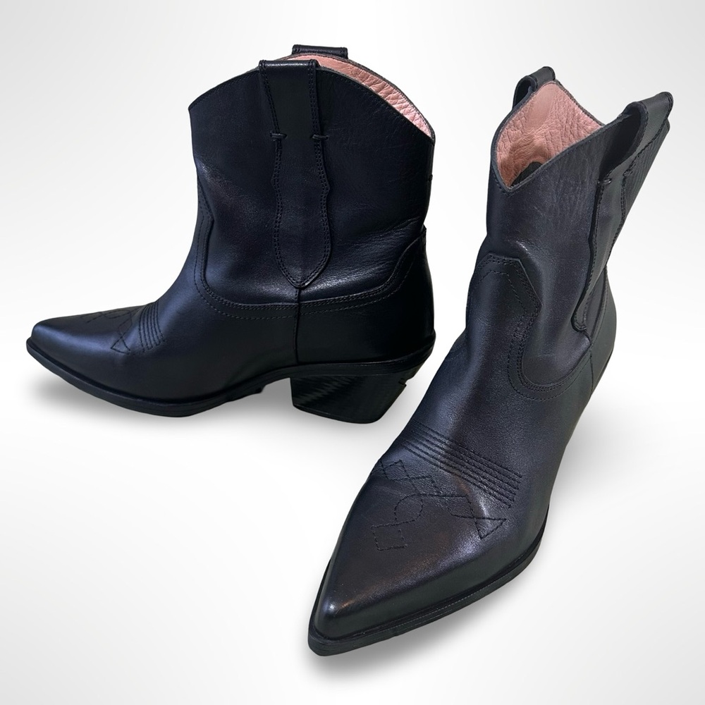 LOIE - New Suit Ankle Booties